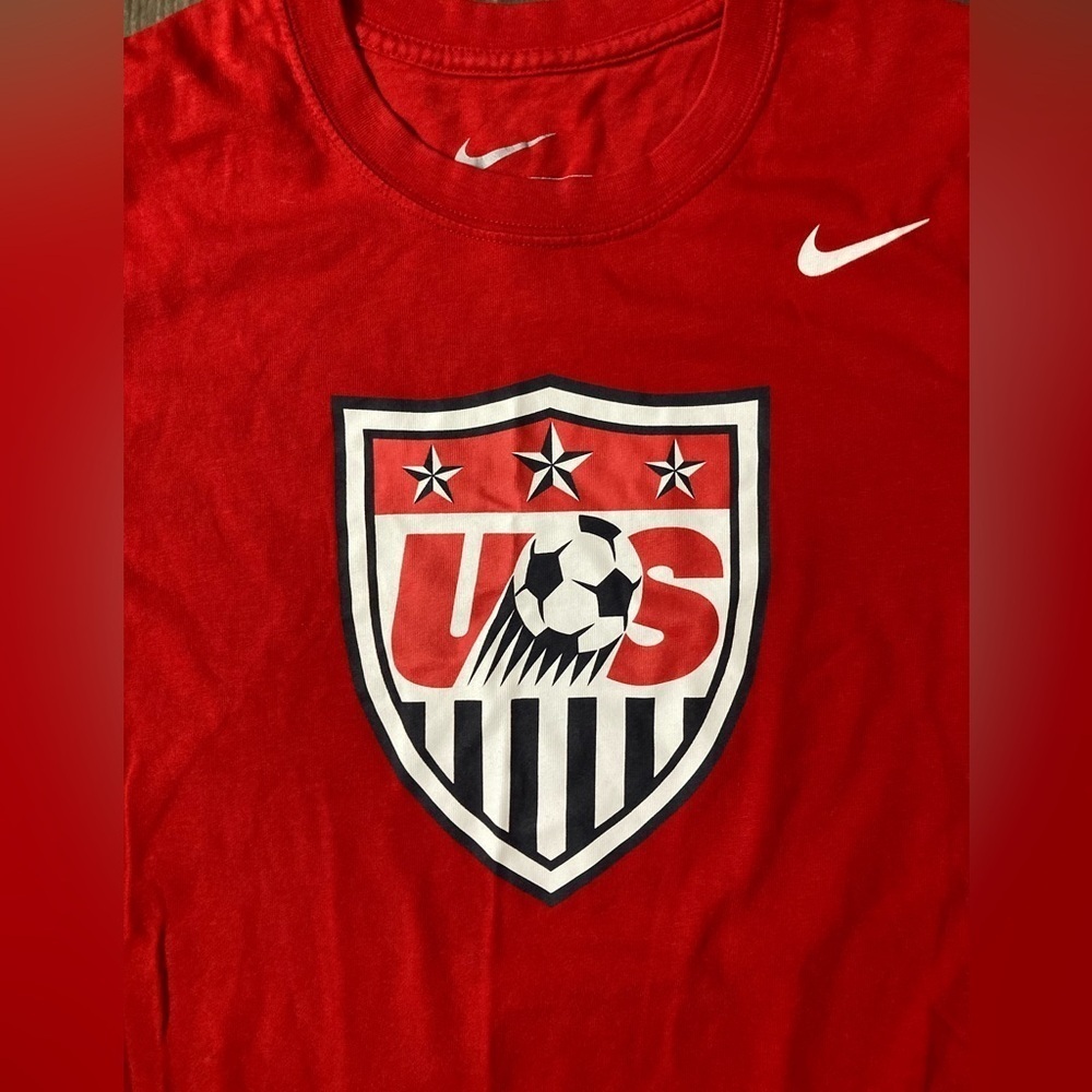Nike Men’s Team USA Medium Slim Fit Red Soccer Crest Tshirt